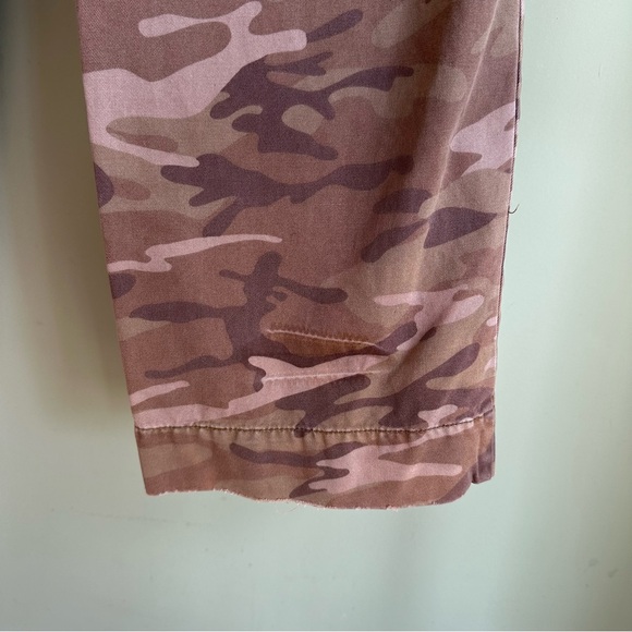 Women’s Old Navy Camouflage Cargo Pants wide leg Distressed 10R - Picture 12 of 16